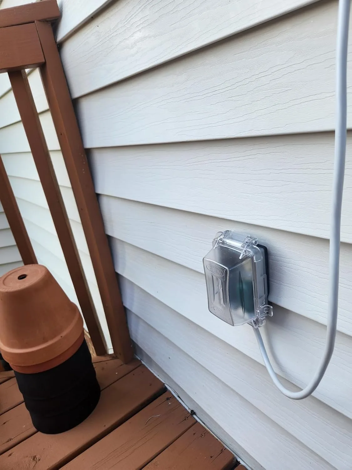 Customer photo of in-use outlet cover protecting an outdoor electrical outlet from rain and weather