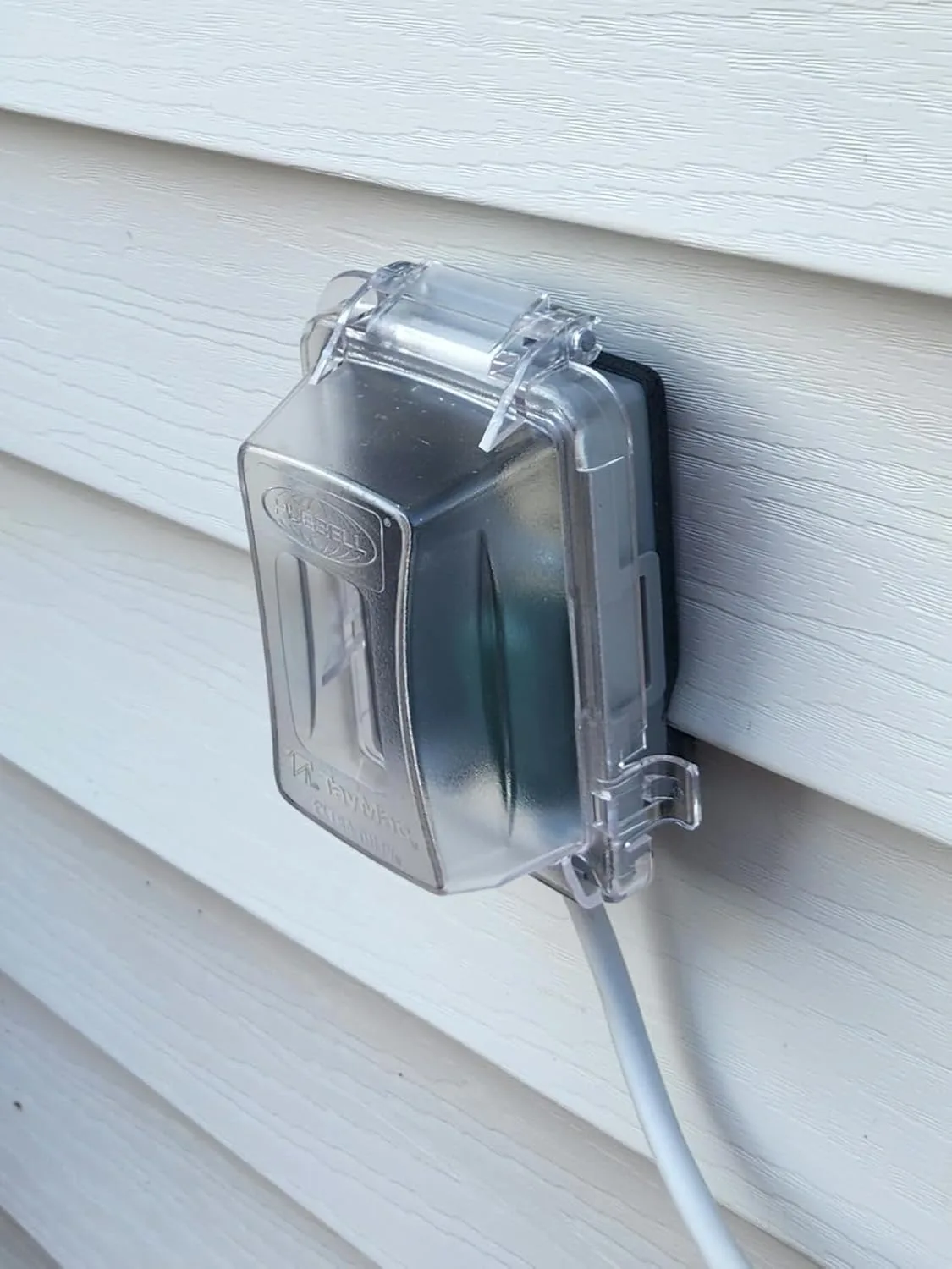 Customer photo of in-use outlet cover protecting outdoor electrical outlet from rain and weather